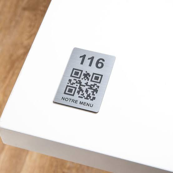 Plaque QR code sur une table pour accéder au menu